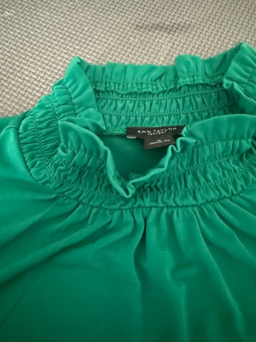 Ann Taylor Factory Women's Smocked Mock-Neck Blouse Size Medium- Emerald Green - Picture 11 of 12